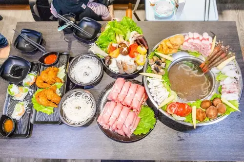 【廣宣】【板橋美食里】【新埔站美食】粉享喫鍋-越式平價鐵帽火鍋.附親子地墊遊樂區