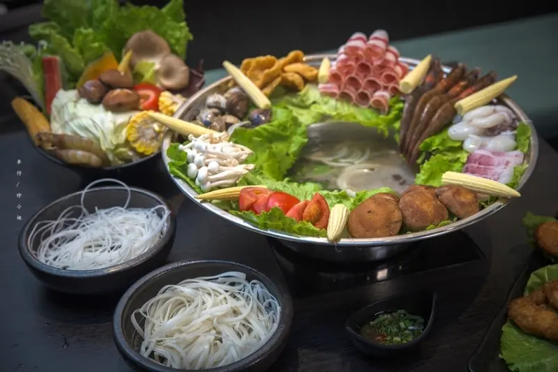 【板橋美食】粉享喫鍋～河粉x火鍋x熱炒｜越南『越式鐵帽鍋』強勢登台～親民價位人多人少吃鍋都能很滿足｜板橋新埔捷運站美食 @麥仔の生活日記