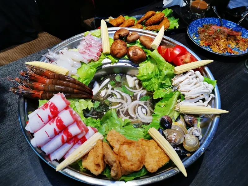 粉享喫鍋，板橋超有特色的越式鐵帽鍋，吃得到乾式熟成牛肉、還能吃熱炒的絕妙搭配