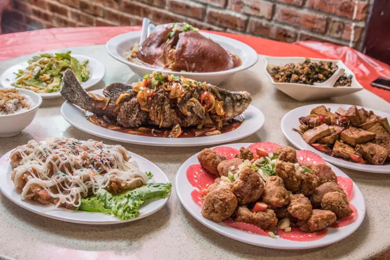 [桃園中壢]來這吃回憶，滿滿復古風情，最道地的懷舊辦桌菜～懷舊小館 - 大手牽小手。玩樂趣