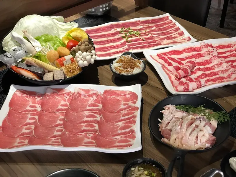 【新竹‧竹北美食】肉多多火鍋 (竹北店)，台灣火鍋第一品牌。兩人吃五盤肉肉，跟著熊寶這樣點餐最划算、最優惠。