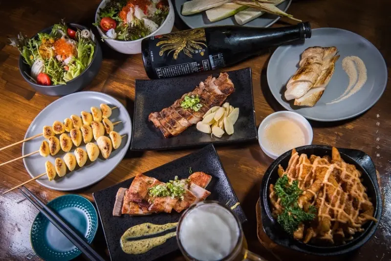 麥仔食。台北｜4AM柒日 酒食处｜炭火燒烤專門店~深夜食堂越夜越有吸引力｜松山區美食推薦 @麥仔の生活日記