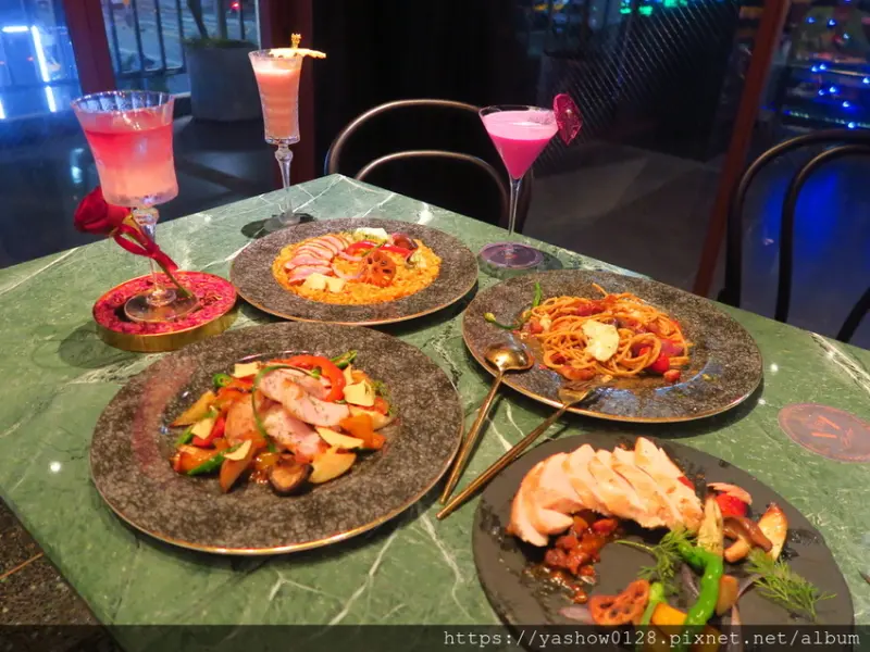 【台中一中街】Getcha hostel&bistro~~一中街新開的餐酒館也是青年旅店，餐點用心有質感，吃得有滿意，不收服務費，壽星當月整桌九折優待，這種好康不要錯過了，就在益民一中商圈這裡