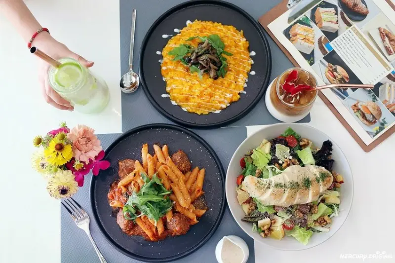 別人都不知道！藏身在商辦大樓的文青早午餐，白色質感空間喝咖啡，隨手拍都是雜誌風