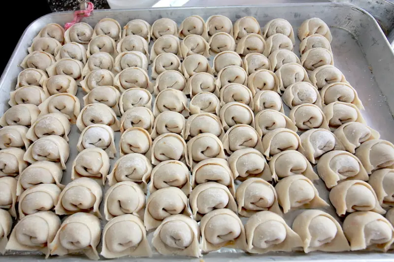 吃。台南|東區|陸籍新娘家鄉の美食，外型討喜の元寶形水餃，獨特泰式打拋雞的口味「元寶水餃」。