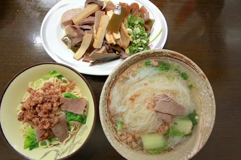 吃。台南|中西區。網路隱藏版的小吃，離市中心比較遠，值得樂天小高推薦「西賢意麵」。