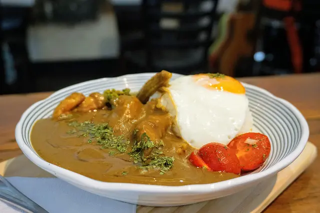 台北大同｜古一小舍～印度雞腿咖哩深度飄香！大稻埕水岸旁的憨厚咖啡廳（捷運北門站）～