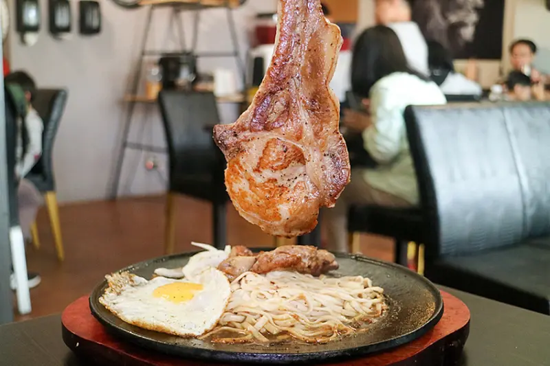 【麻豆聚餐】午食5分鐵板牛排 麻豆店 加飯加麵免費 自助沙拉吧吃到飽 經典厚切大口吃肉