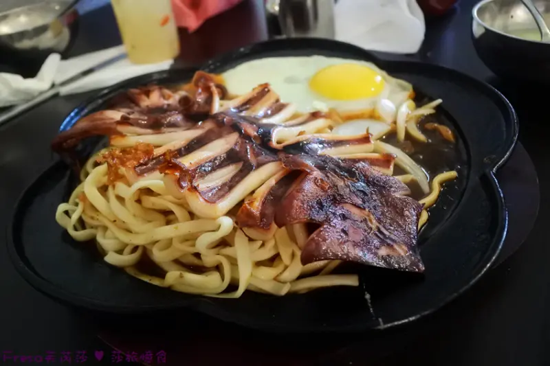 台南牛排【午食5分鐵板牛排（麻豆店）】滋滋作響鐵板美味.美式夢幻混搭格調.大口嗑肉送上桌│團體聚餐│麻豆區美食