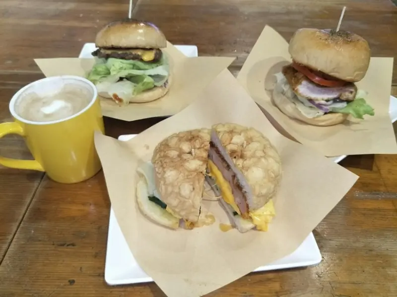 台北松山區熱熱碳烤吐司推薦【吐YOU 吐ME-碳烤吐司專賣】一手無法掌握的美味吐司漢堡系列>< 起司入味厚厚的雞排/豬排加上菠蘿堡~~讓你不飽都不行呢!!!