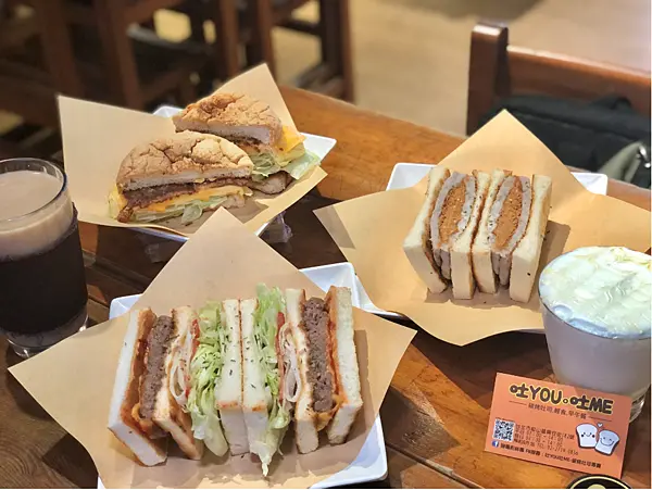 【台北美食￭松山區】吐YOU 吐ME-碳烤吐司專賣 x 懷舊課桌椅，青春很無敵！碳烤吐司在這裡，擄獲味蕾很可以║ 台北早午餐推薦、台北早餐推薦、松山區美食