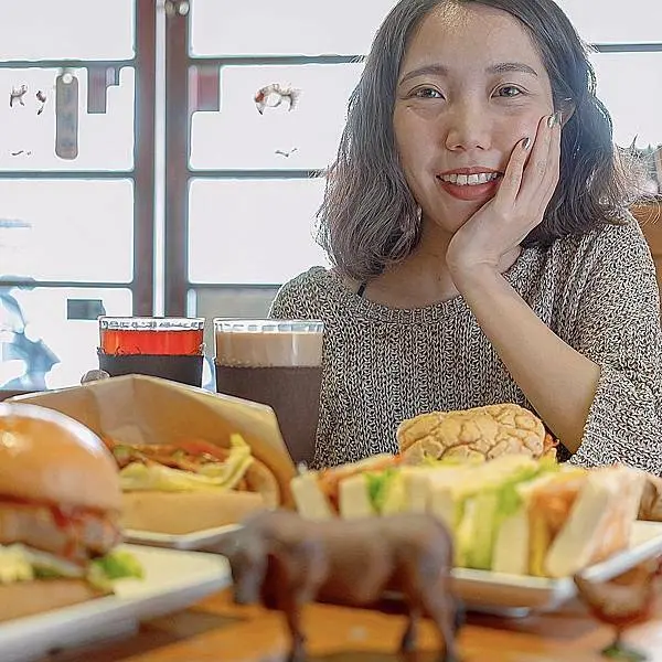 懷舊童趣課桌教室的早午餐店，副班長菠蘿堡和炒麵麵包必推 | 【台北 松山區】吐YOU 吐ME - 碳烤吐司專賣