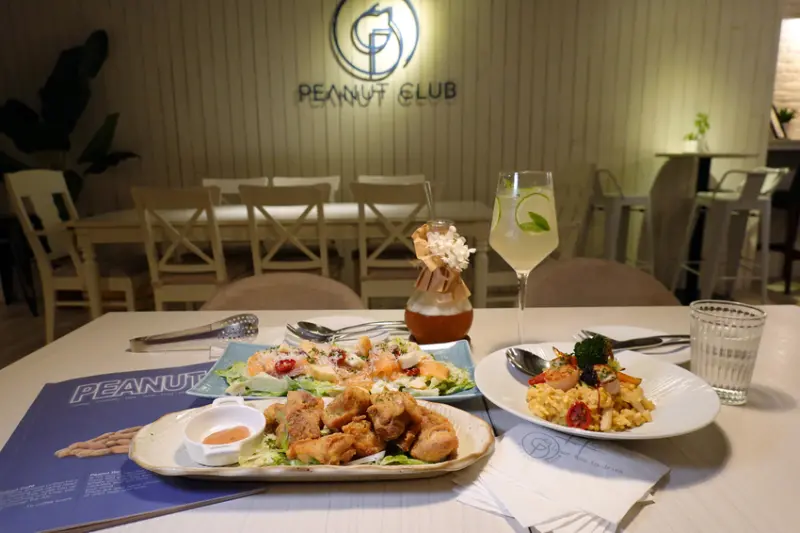 可包場全日供應咖啡、調酒、特色創意料理和甜點的深夜咖啡廳-花生俱樂部，大安區全天候餐酒館，有WiFi、插座台北不限時咖啡廳