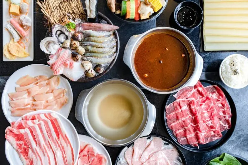 高雄左營｜九勺涮涮鍋-擁有多種火鍋湯底與小資套餐可選擇