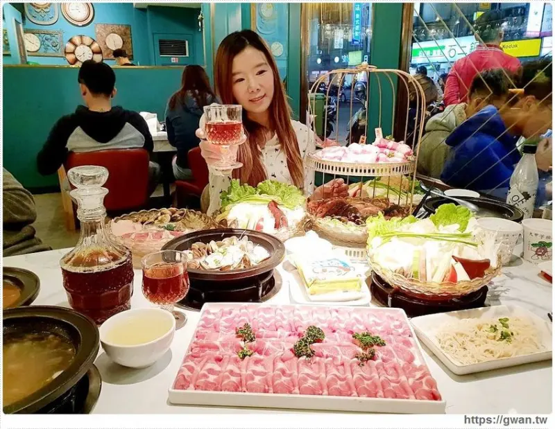 台中逢甲超狂火鍋店，連鳥籠都擺上桌！！生意超好，一個晚上翻三輪～ 