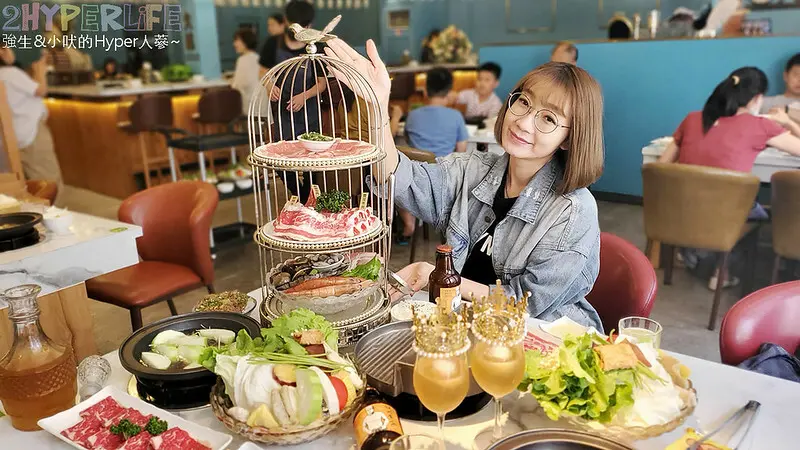 台中逢甲超推網美級石頭火鍋，谷歌評價4.5分以上！肉品直接提一籃鳥籠出場毫無違和感～趁限時三重優惠趕緊吃一波啦！