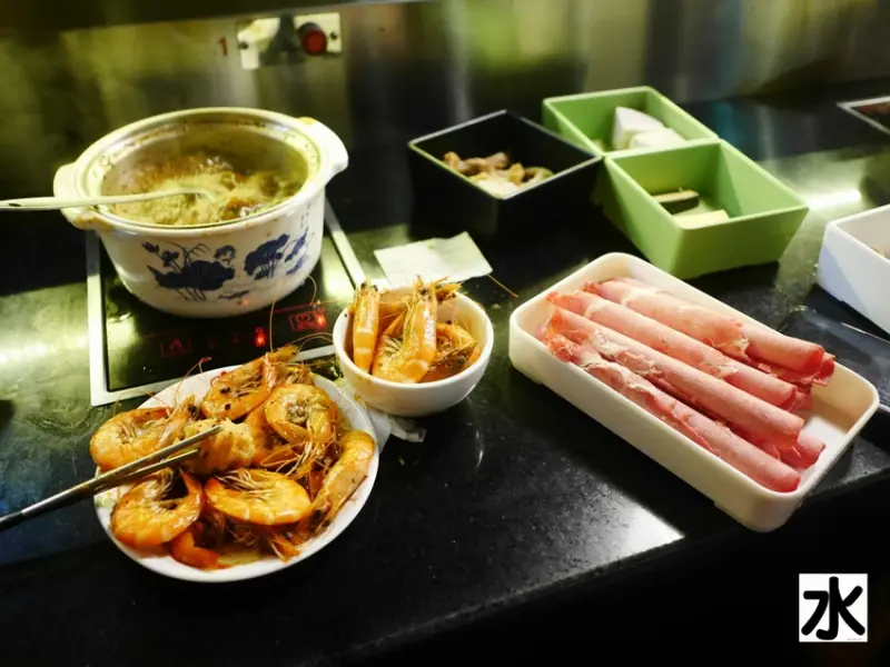 【食記】老四川集團-紅亭新幹線迴轉麻辣鍋@梧棲三井OUTLET台中港 : 食材弱了點, 但湯頭不算失望, 自助區選擇十分豐富