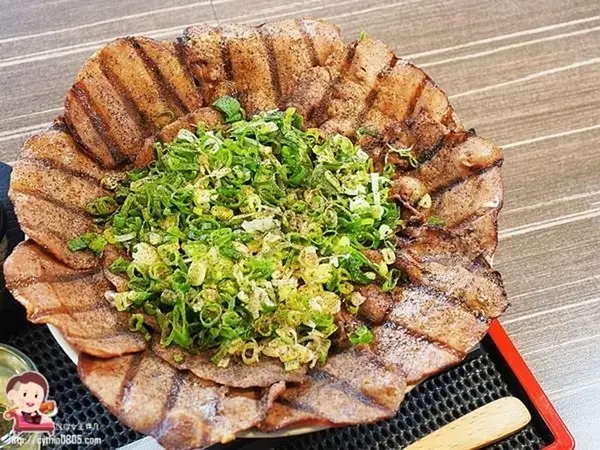超浮誇的鹽蔥牛舌在桃園出沒，還有肉山炸豬排丼，就在桃園小巨蛋附近哦!!!