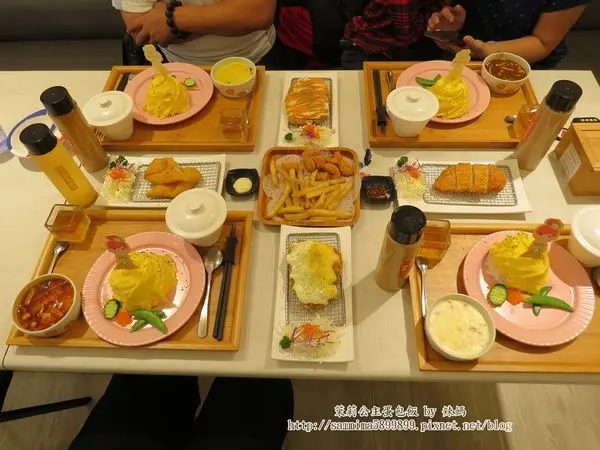 台中親子餐廳｜台中北屯美食【茉莉公主蛋包飯】精心設計的公主禮服造型蛋包飯，好美.好吃又好玩的親子餐廳，記得帶孩子們一起來玩哦~