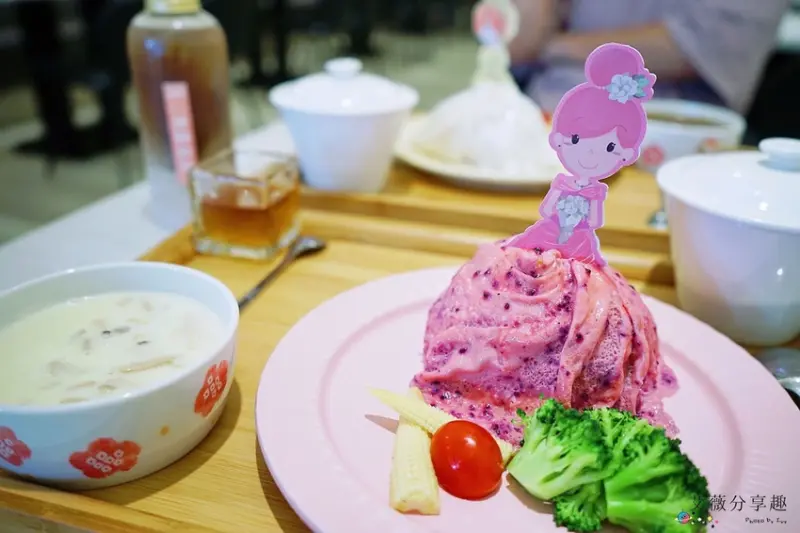 茉莉公主蛋包飯  || 台中北屯五目坊的隱藏版裙擺公主風蛋包飯給人視覺的饗宴，拉絲比賽嗨到爆，是間親子友善和家庭聚餐餐廳