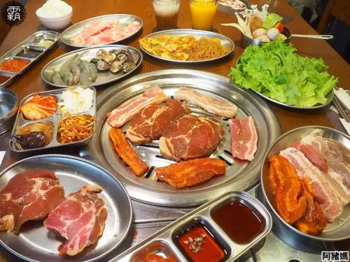  阿豬媽韓式烤肉火鍋吃到飽，中友商圈燒烤吃到飽，韓國老闆醃漬醬肉，多達40種食材！              