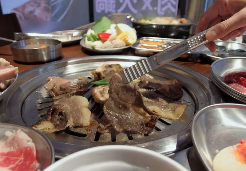阿豬媽아줌마韓式烤肉x火鍋吃到飽｜厚切豬五花牛肉鮮蝦蛤蠣吃到飽 韓式小菜水果飲料自助無限供應 正宗韓國燒肉