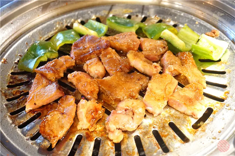 阿豬媽아줌마韓式烤肉ｘ火鍋吃到飽。439元起台中韓式料理厚切豬五花吃到飽，韓式火鍋、煎餅、炒冬粉、韓式小菜、飲料無限享用!