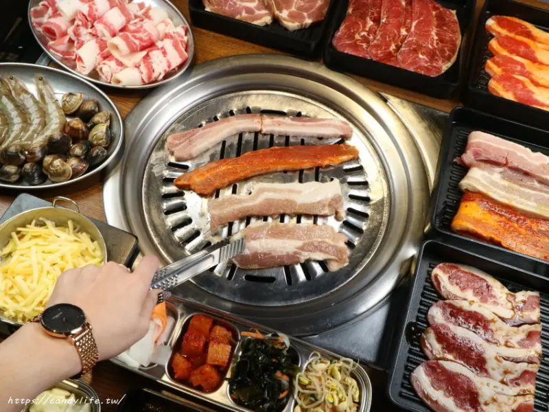 阿豬媽韓式烤肉火鍋吃到飽，近40種食材無限供應，還有海鮮煎餅、韓式冬粉、泡菜炒飯任你吃～學生來更優惠！