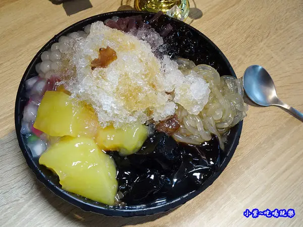 台北美食/捷運大安站冰品專賣店Snow Bro【秘方雪人兄弟】食尚玩家推薦刨冰店#配料多達40種#冬瓜糖水#桂圓糖水；好特別~也有賣雪花冰。冬天推出多款熱甜湯(八寶刨冰~食記)完整menu