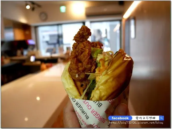 國父紀念館炸雞漢堡【台北市信義區/美食】美式炸雞漢堡/美式餐廳推薦！帶著走的炸雞漢堡、炸雞鬆餅！Burger out