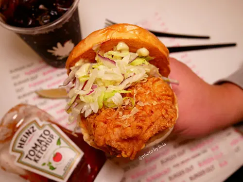 【松菸漢堡】台北信義區 捷運市政府站 BURGEROUT│炸雞漢堡 │道地美式漢堡 ❤跟著Livia享受人生❤