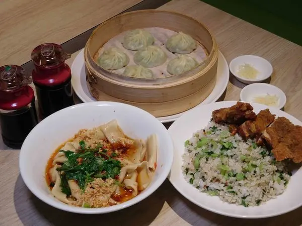 【台北車站美食】蔥月，微風北車牛肉麵 小籠包 陝西酸辣油潑麵，新葡苑最新品牌毒舌分享!!