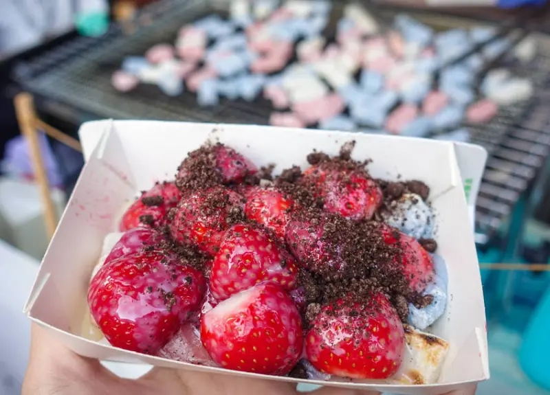 [高雄下午茶推薦]烤麻糬製造所-巷弄高人氣~銅板價繽紛現烤麻糬!冬季限定草莓煉乳OREO超好吃! - 美食好芃友