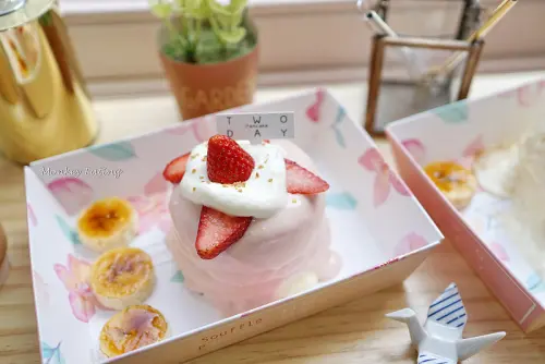 【台中西區】文青老宅裡的白色夢幻『TWO DAY 日日鬆餅』－台中人氣舒芙蕾鬆餅｜少女心療癒甜點｜審計新村美食