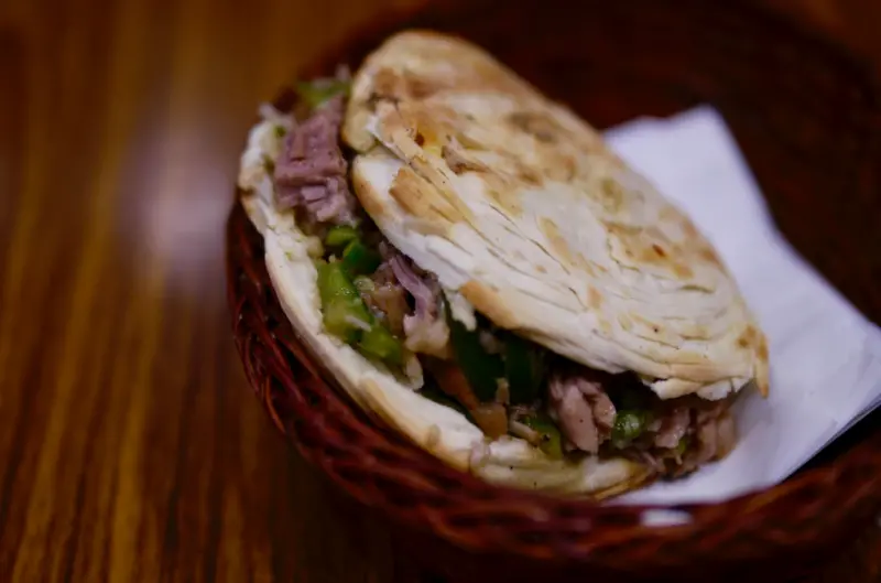 大鼓肉夾饃：來自大陸西安的味道