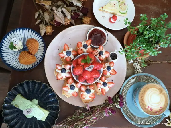 台中美食│柒種日子〃乾燥花咖啡廳，甜點款式超多，近台中花博后里區～              