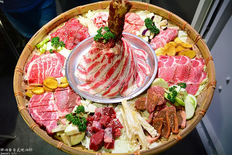 【台中西區│美食】新開幕，超霸氣肉金剛無敵制霸肉山，等你來挑戰，一盤300元海鮮任你夾，還可DIY雞蛋糕。胖肉爺台式燒肉攤