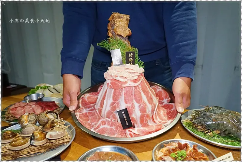 台中平價燒肉║露天貨櫃屋，豪邁台灣味燒肉，超浮誇肉肉山，開心吃燒肉不花大錢！(免收服務費)