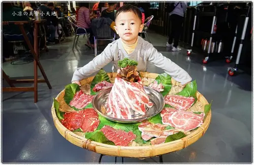 台中第一家彩繪貨櫃屋燒肉攤！超炫用餐氛圍、肉金剛無敵制霸套餐，肉肉控快衝啊~~~ - 小凉的美食小天地