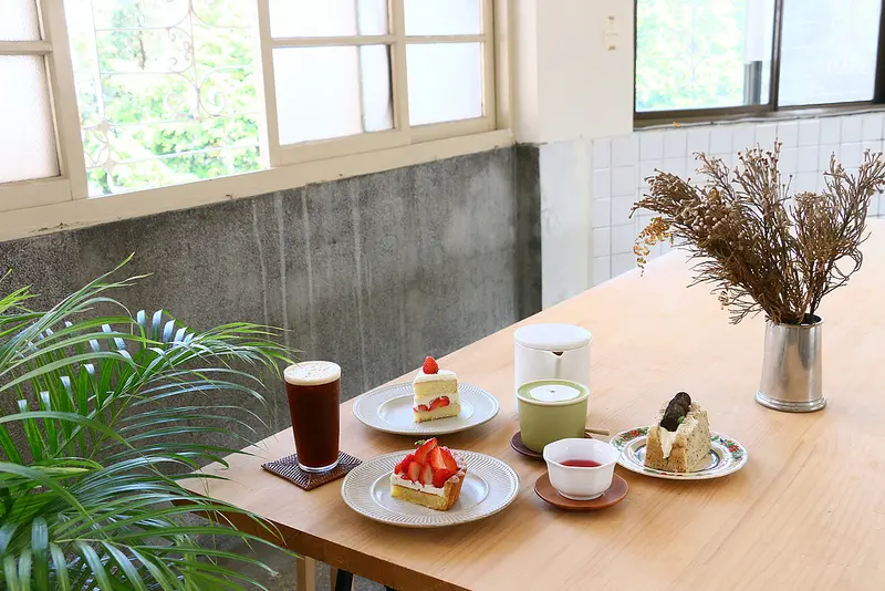台北網美甜點『三層手作甜點』迪化街/大稻埕老宅文青咖啡廳，冬季限定草莓塔/草莓蛋糕，免費WIFI，菜單價位(捷運大橋頭站)