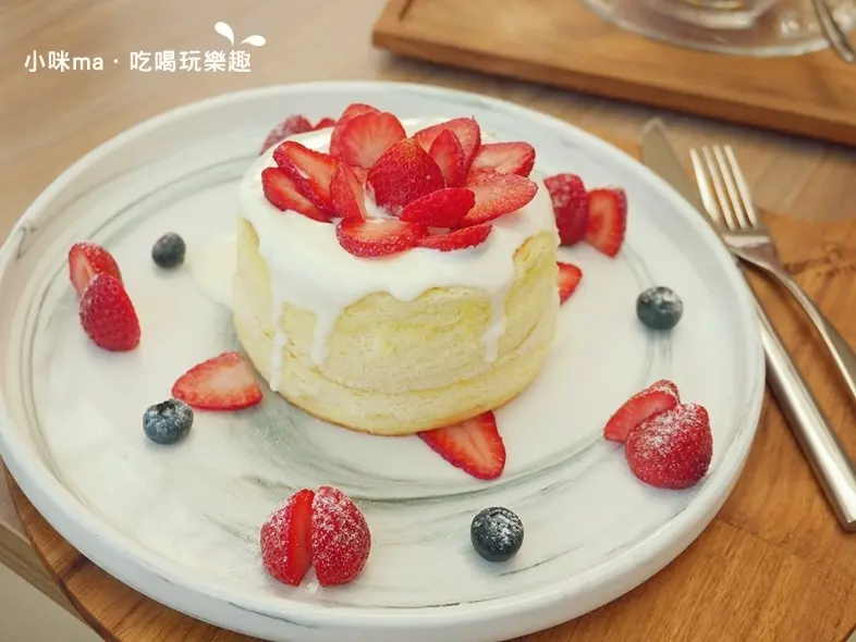 台北美食 ▏成真咖啡 (台北sogo復興店)。煙霧繚繞的浮誇玫瑰咖啡、蓬鬆像雲朵般的舒芙蕾。9樓高空城市景觀好舒壓。捷運忠孝復興站