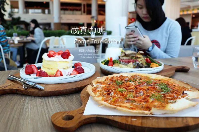 【大安區餐廳】成真咖啡 Come True Coffee-SOGO復興店。東區風格清新的咖啡店，花漾瑰蜜、花見雪莓舒芙蕾、彩虹飯