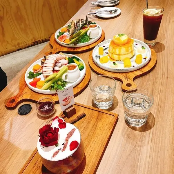 【創意咖啡/異國料理/彩虹飯/舒芙蕾】成真咖啡(台北SOGO復興店)~台北美食好去處~必吃海鹽蒸烤鮮中捲彩虹飯、日式鹽烤漬鯖魚彩虹飯、熱情鋒芒舒芙蕾及花漾閨蜜~讓你美食之夢成真!