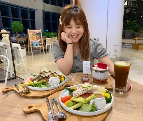 | Taiwan Taipei 台灣 台北 大安區 忠孝復興站 SOGO復興館 ☻ 成真咖啡  | 9樓高空咖啡館view超好 . 健康無負擔彩虹飯 . 仙氣爆棚花漾瑰蜜 . 令人很舒服的芒果舒芙蕾