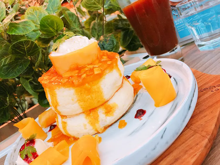 ComeTrueCoffee成真咖啡  厚鬆餅舒芙蕾  網美彩虹飯  IG洗版花漾閨蜜  浮誇系美食  東區超好拍玻璃屋咖啡廳