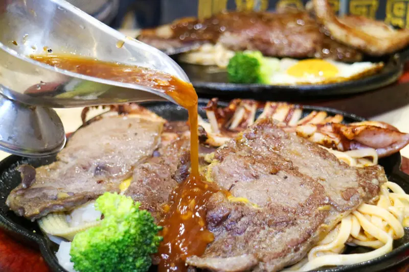 【嘉義美食 朴子牛排】19號倉庫鐵板牛排 朴子店 珍珠奶茶喝到飽 加麵加飯免費 重量級平價牛排