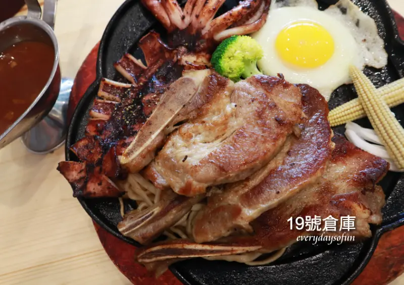 ∥嘉義食記∥朴子平價牛排，副食飲料無限供應，網美風舒適環境，都在19號倉庫鐵板牛排！