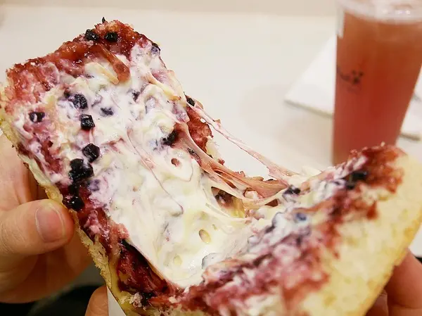 禮采芙-台北西門飲品  家樂福1樓繽紛網美店  以台灣在地茶葉搭配新鮮水果  還有超牽絲的巧巴達三明治  下午茶時間就來這邊報到吧              