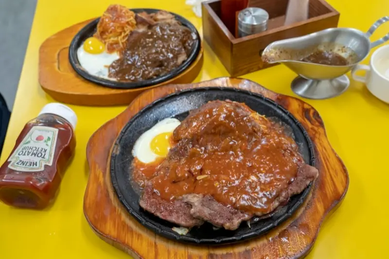 花蓮美食 地6攤牛排｜比手還大的超大牛排，份量超足夠，花蓮人私藏的平民美食 · 算命的說我很愛吃