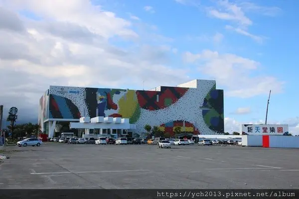 花蓮吉安／新天堂樂園白色貨櫃屋星巴克與購物商場